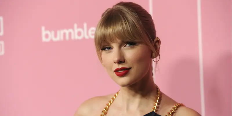 Kenakan Jumpsuit Biru, Taylor Swift Tampil Cantik di Billboard Women In Music 2019