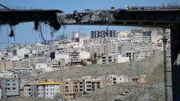 Serangan tersebut terjadi pada Kamis 2 April 2026. Tampak dalam foto, kondisi sebuah jembatan yang terkena serangan udara Amerika Serikat pada Kamis 2 April 2026 terlihat di Karaj, sebelah barat Teheran, Iran, Jumat, 3 April 2026. (AP Photo/Vahid Salemi)