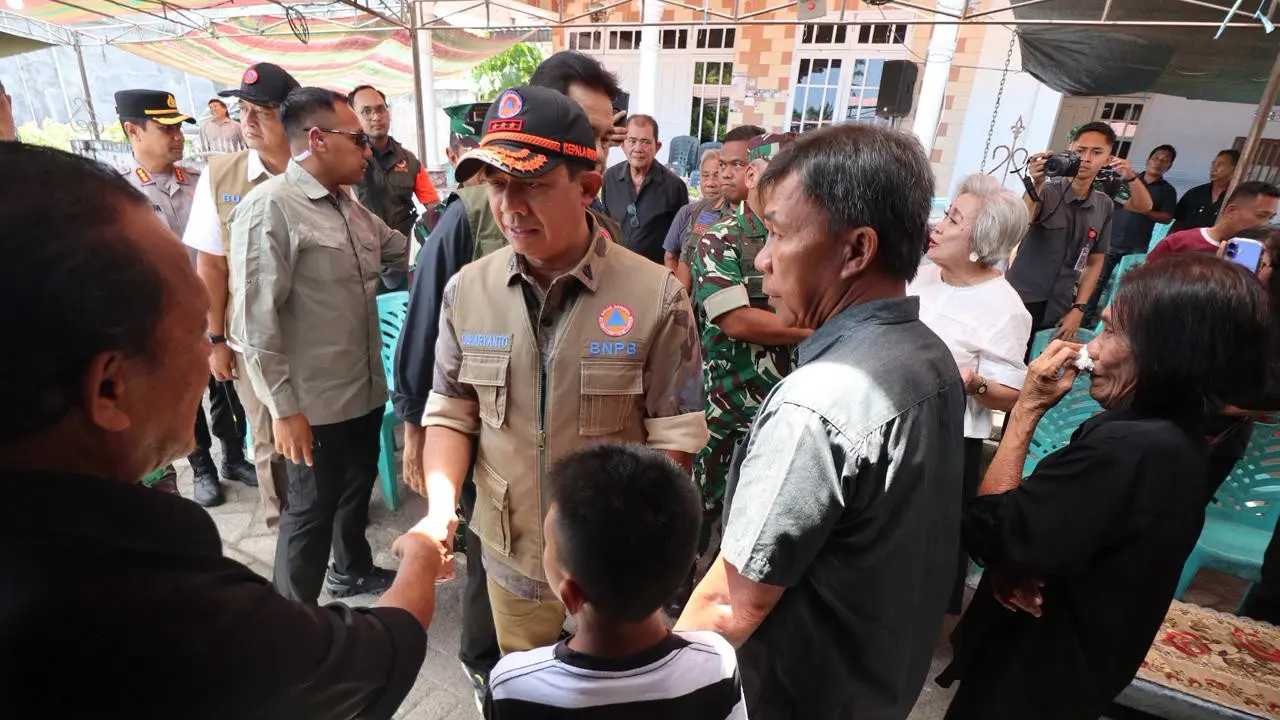 Keluarga korban tewas akibat gempa di Manado terima santunan dari pemerintah. (Liputan6.com/Yoseph Ikanubun)