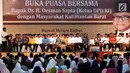 Ketua DPD Oesman Sapta Odang memberikan sambutan dihadapan sejumlah pimpinan daerah, tokoh lintas agama dan masyarakat Kalbar pada acara buka puasa bersama di Rumah Melayu, Pontianak, Kalimantan Sabtu (17/6). (Liputan6.com/Johan Tallo)