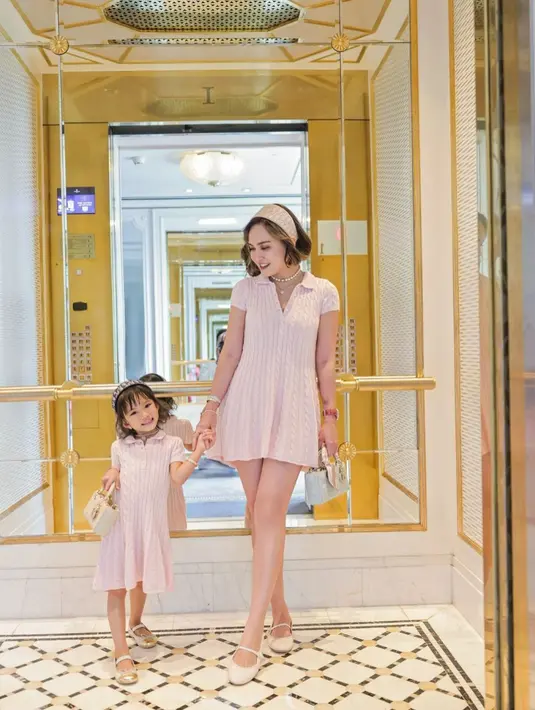 Shandy Aulia tampil mature dengan jinjing Medium Lady D-Joy seharga Rp95jutaan berwarna sky blue [@shandyaulia]