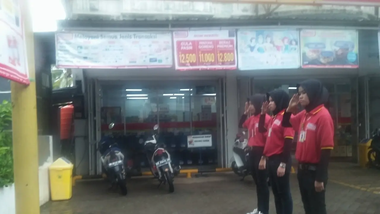 3 Karyawan Hormat Tiang Besi hingga Basah Kuyup, Ada Apa?