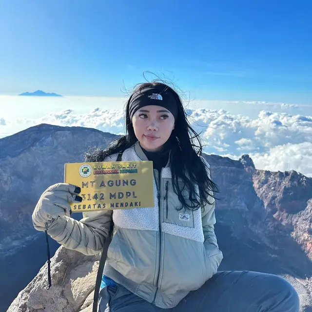 8 Potret Wendy Walters yang Ketagihan Mendaki Gunung, Selalu Jadi Pengalaman Menarik