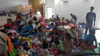 Ratusan orang pengungsi terdampak kerusuhan Wamena, Kabupaten Jawawijaya, berada di dalam sebuah gedung serbaguna milik TNI di wilayah Sentani, Jayapura.