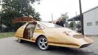 Seorang pria berusia 63 tahun membuat sebuah mobil dari kayu yang benar-benar bisa dijalankan.