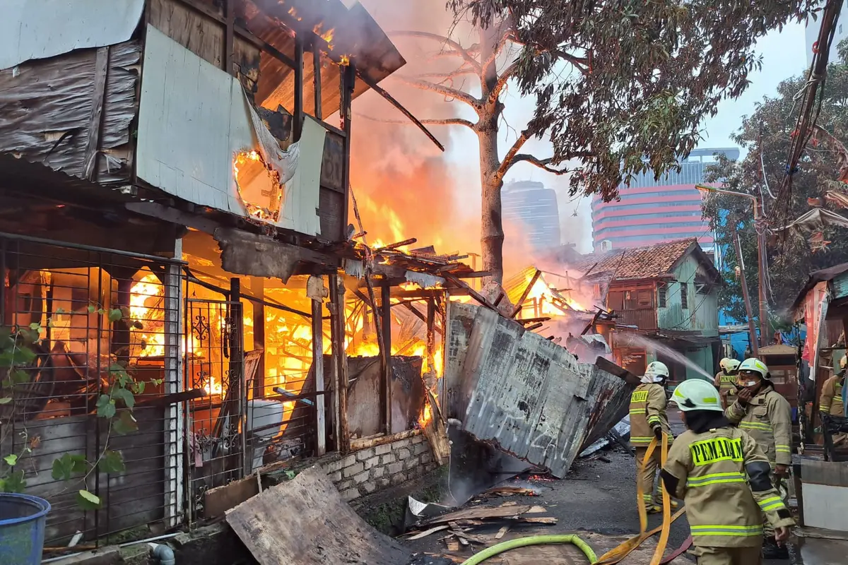 Kebakaran landa pemukiman di Jalan Edi IX, Guntur, Setiabudi Jakarta Selatan, Minggu, (12/3/2023).