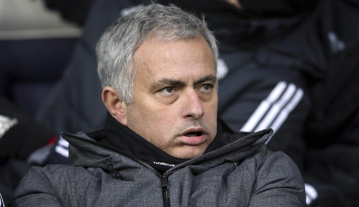 Pelatih Manchester United (MU), Jose Mourinho, saat pertandingan melawan West Bromwich Albion (WBA) pada laga Premier League di Stadion The Hawthorns, Minggu (17/12/2017). MU menang 2-1 atas WBA. (AP/Nick Potts)