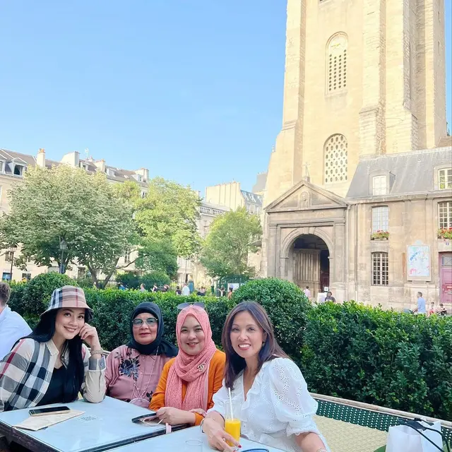 7 Potret Liburan Titi Kamal di Paris, Seru Bareng Sahabat