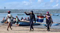 Para pekerja membawa ikan setelah para nelayan menurunkan hasil tangkapan mereka dari perahu di pantai Kedonganan dekat Denpasar, Bali, pada Jumat 10 April 2026. Provinsi Bali memiliki sejumlah pelabuhan yang berperan penting dalam mendukung kegiatan perikanan dan kelautan. (SONNY TUMBELAKA/AFP)