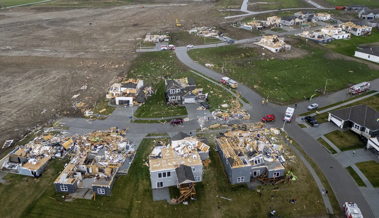 Foto-foto di media sosial menunjukkan rumah-rumah yang rusak berat dan pohon-pohon yang tumbang. (Chris Machian/Omaha World-Herald via AP)