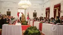 Presiden Joko Widodo bersama Perdana Menteri (PM) Norwegia, Erna Solberg saat melakukan pertemuan di Istana Negara, Jakarta, Selasa (14/4/215). Kunjungan PM Norwegia Erna Solberg dalam rangka mempererat hubungan bilateral. (Liputan6.com/Faizal Fanani)