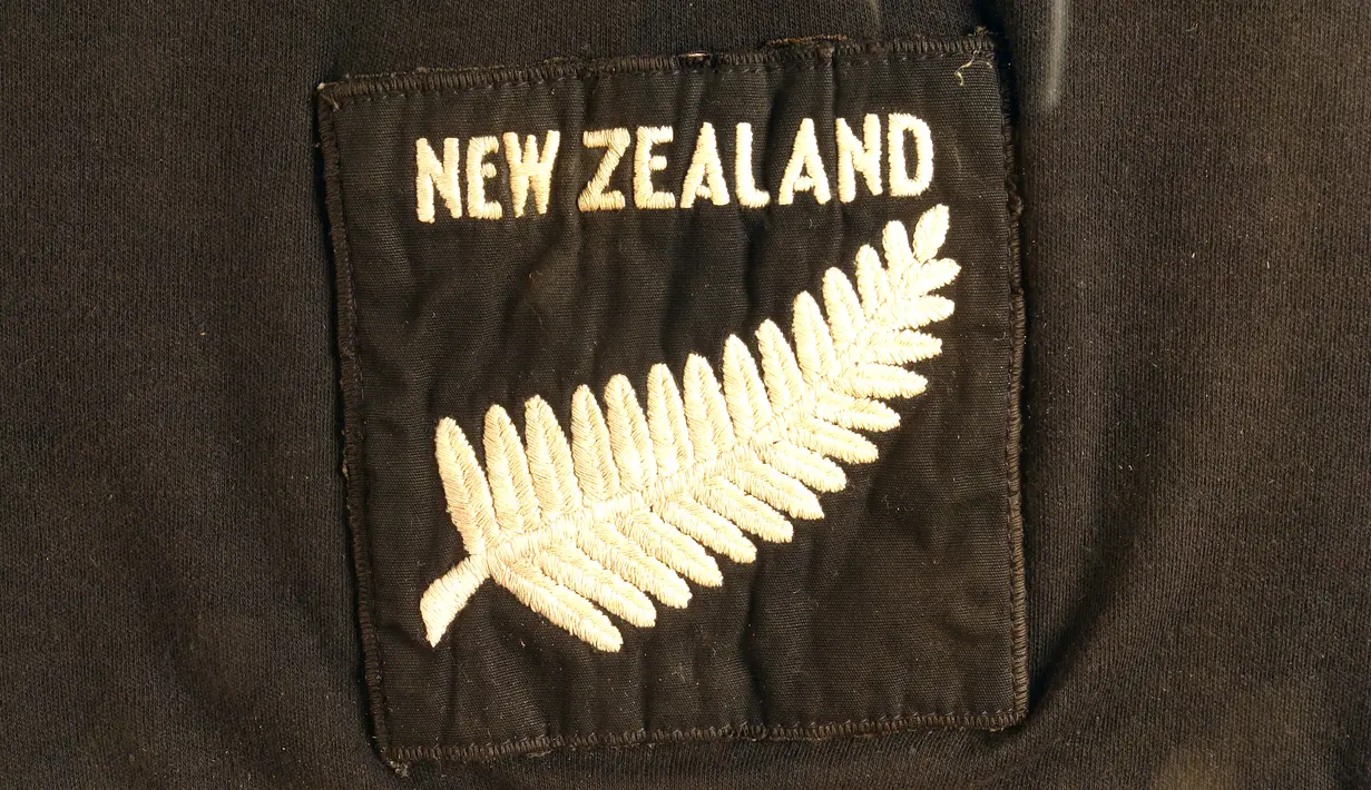 Logo yang menempel di singlet Peter Snell saat menjuarai lomba lari 1500m di Olimpiade Tokyo tahun 1964. Singlet yang dikenakan Peter ini terjual saat lelang dengan harga 100 Ribu Dolar Amerika. (AFP Photo)