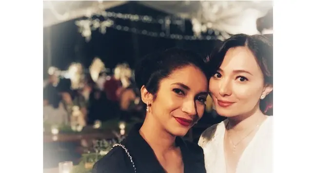 Dulu sering jadi ibu dan anak, 6 potret akrab Asmirandah & Vira Yuniar di dunia nyata bak kakak-adik