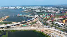 Gambar udara menunjukkan pembangunan Jalan Tol Laut Semarang-Demak, sebuah mega-proyek nasional yang dirancang untuk mengatasi banjir pasang surut air laut yang sering terjadi di sepanjang pantai utara, di Semarang, Jawa Tengah, pada Minggu 19 April 2026. Pembangunan Jalan Tol Semarang-Demak Seksi 1 (Kaligawe-Sayung) sepanjang 10,64 km terus dipercepat dengan progres mencapai lebih dari 50% per akhir 2025. (DEVI RAHMAN/AFP)
