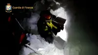 Petugas menggali masuk ke dalam Hotel Rigopiano yang tertimbun salju pasca gempa di Italia tengah. (AP)
