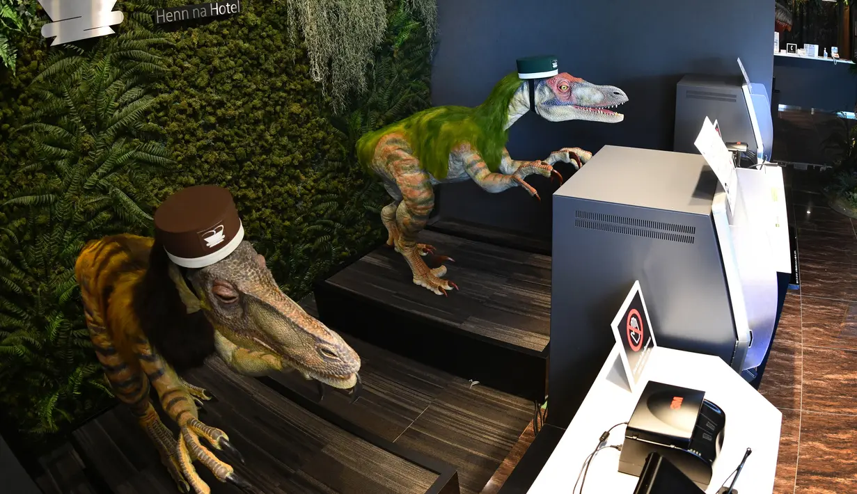 Sepasang robot dinosaurus menyambut para tamu dari meja resepsionis Hotel Henn-na di Urayasu, Tokyo, 31 Agustus 2018. Mereka memiliki sensor yang mendeteksi gerakan tamu dan akan menyambut Anda dengan mengatakan "Selamat Datang." (AFP/Kazuhiro NOGI)