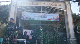 Penjagaan untuk memastikan tidak ada ancaman lanjutan pasca-ledakan dan menjaga situasi tetap aman dan kondusif. Tampak dalam foto, personel militer berjaga di gerbang sebuah sekolah setelah ledakan di Jakarta, Indonesia, Minggu, 9 November 2025. (AP Photo/Achmad Ibrahim)