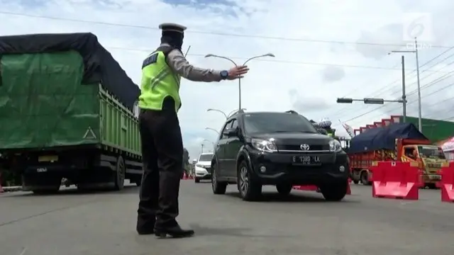 Polda Jawa Tengah dan Polres Tegal memberlakukan kontra flow lalu lintas di Tegal Jawa Tengah
