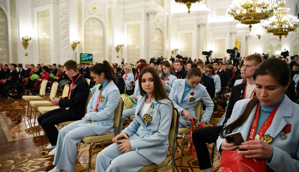 <p>Figur skater Rusia Kamila Valieva menghadiri pertemuan Presiden Rusia Vladimir Putin dengan atlet Rusia peraih medali Olimpiade Musim Dingin Beijing 2022 dan anggota tim Paralimpiade negara itu di Kremlin di Moskow (26/4/2022). (AFP/NATALIA KOLESNIKOVA)</p>