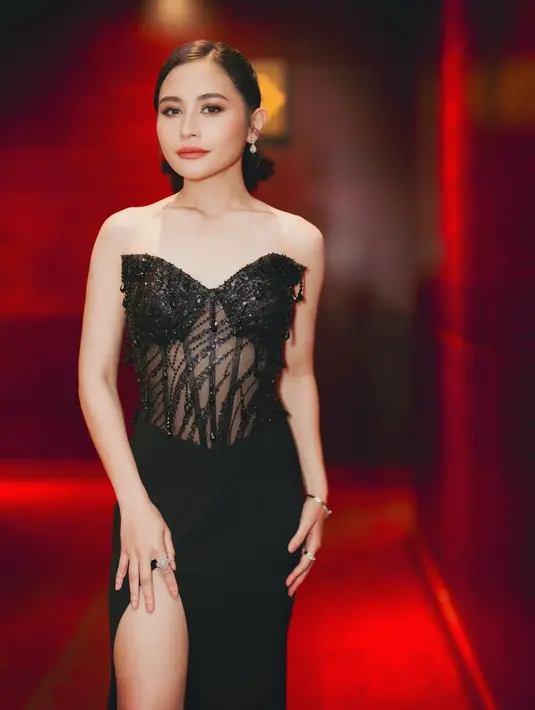 Prilly menyempurnakan penampilannya dengan makeup flawless tanpa kesan menor dan gaya rambut yang di-high ponytail bak gaya khas Ariana Grande. Mana penampilan Prilly Latuconsina yang paling menarik perhatianmu? [Foto: Instagram/prillylatuconsina96]