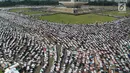 Umat muslim melaksanakan salat Jumat saat Aksi Bela Palestina di Kawasan Monas, Jakarta, Jumat (11/5). Aksi tersebut sebagai penolakan atas keputusan pemerintah AS yang memindahkan Kantor Kedubes AS untuk Israel ke Yerusalem. (Liputan6.com/Arya Manggala)