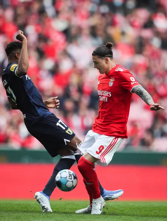 Penyerang Benfica, Darwin Nunez (kanan) bersaing dengan pemain Famalicao, Simon Banza selama pertandingan Liga Portugal di stadion Luz di Lisbon pada 23 April 2022. (AFP/Carlos Costa)