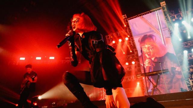 Gaya Keren Isyana Sarasvati dengan Rambut Setengah Merah Layaknya Penyanyi Rock Kekinian