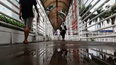 Warga melintasi Jembatan Penyeberangan Orang (JPO) yang rusak di kawasan Dukuh Atas, Jakarta, Rabu (12/12). Rusaknya JPO membahayakan pejalan kaki yang melinatas karena jembatan menjadi licin saat hujan. (Liputan6.com/JohanTallo)