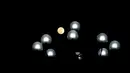 Bulan purnama terlihat di Yangon, Myanmar (29/11/2020). Festival Tazaungdaing, yang juga dikenal sebagai Festival Cahaya, jatuh pada hari bulan purnama di bulan kedelapan kalender tradisional Myanmar. (Xinhua/U Aung)