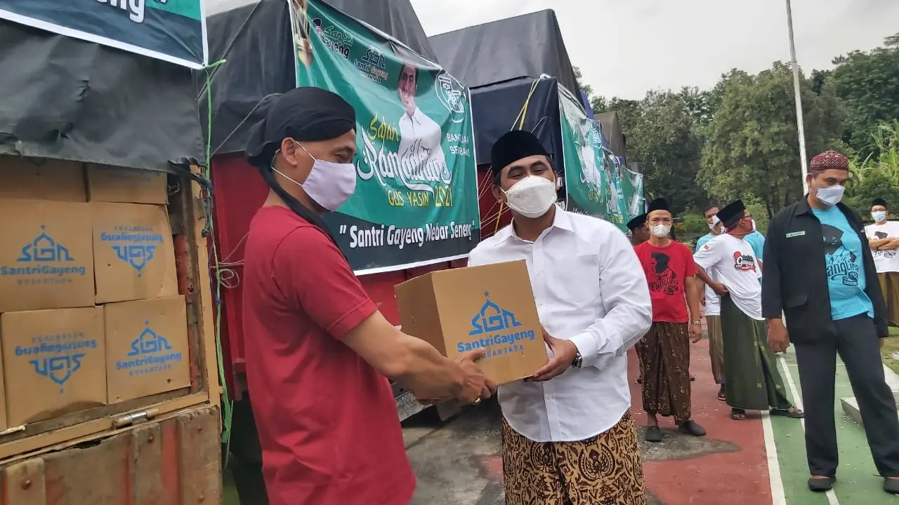 Gus Yasin Panglima Santri Gayeng cek isi bantuan yang dikumpulkan santri untuk dibagikan ke 18 ribu warga niskin. (Foto: Liputan6.com/Felek Wahyu)