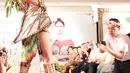 Beberapa busana karya desainer ternama Indonesia akan dipakai Bunga Jelitha dalam kontes kecantikan tersebut. Di antaranya ada nama Ivan Gunawan, Iwan Tirta, Andreas Odang, Yogi Pratama, Intan Avantie, dan Rinaldy Yunardi. (Deki Prayoga/Bintang.com)