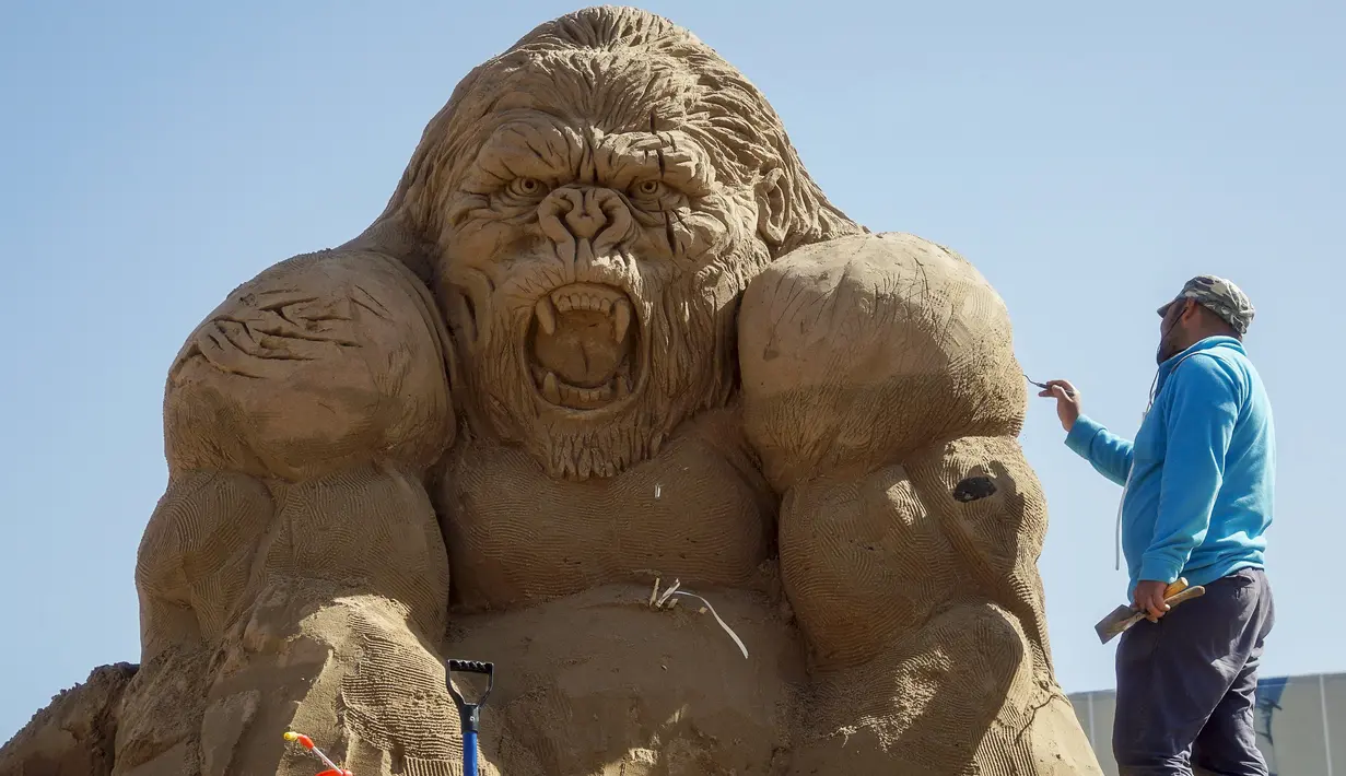 Seniman asal Rusia Arslanbayev membuat patung dari pasir selama mengikuti festival Sand Sculpture bertema " Sand Fantasy " di Kazakhstan , 15 April 2016. Festival ini diikuti beberapa seniman hebat dari berbagai dunia. (REUTERS / Shamil Zhumatov)