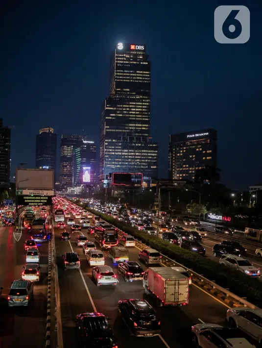 Suasana ruas Jalan Gatot Subroto dan Tol Dalam Kota di Jakarta, Jumat (20/1/2023). Menjelang libur panjang akhir pekan dan tahun baru Imlek sejumlah ruas jalan Ibu Kota terutama yang mengarah keluar kota dipadati kendaraan. (Liputan6.com/Faizal Fanani)