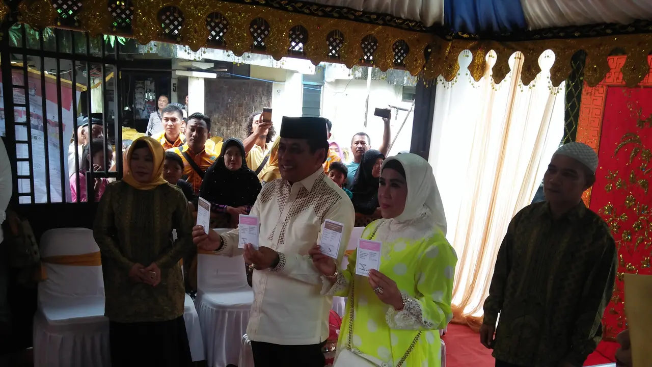 Nurdin Halid Nyoblos Bersama Istrinya di Kelurahan Tidung