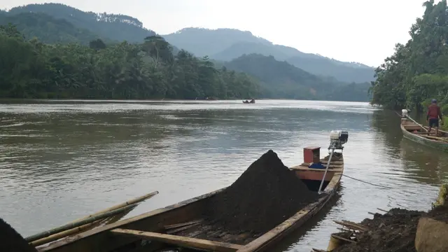 Daya rusak penambangan tradisional di Sungai Serayu tak seberapa dibanding dengan penambangan pasir menggunakan mesin. (Foto: Liputan6.com/Muhamad Ridlo)