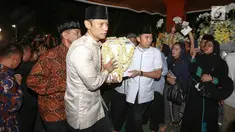 Agus Harimurti Yudhoyono dan Edhie Baskoro Yudhoyono tiba membawa jenazah Kristiani Herrawati atau Ani Yudhoyono di Puri Cikeas, Bogor, Sabtu (1/6/2019). Almarhumah Ani Yudhoyono meninggal dunia di National University Hospital (NUH) Singapura karena kanker darah. (Kapanlagi.com/Budi Santoso)