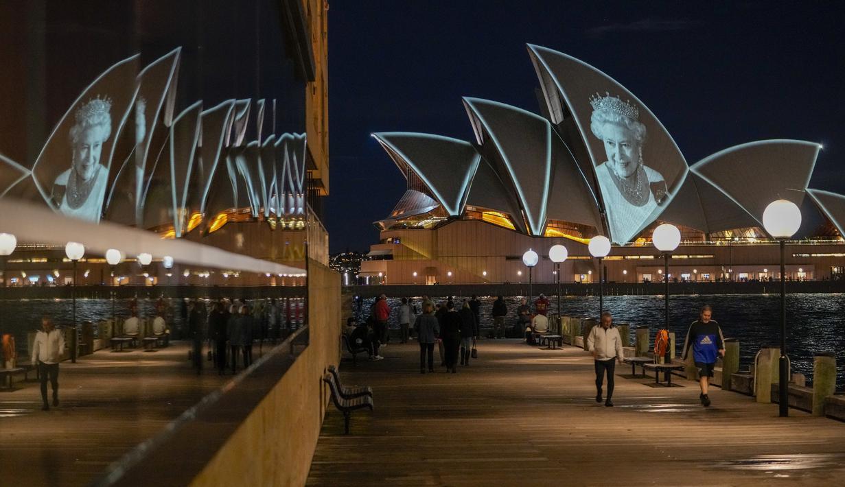 Sydney Opera House diterangi dengan potret Ratu Elizabeth II di Sydney, Australia, Jumat (9/9/2022). Ratu Elizabeth II meninggal dunia pada Kamis 8 September 2022 setelah 70 tahun bertahta. Ia mengembuskan napas terakhirnya di usia 96 tahun. (AP Photo/Mark Baker)
