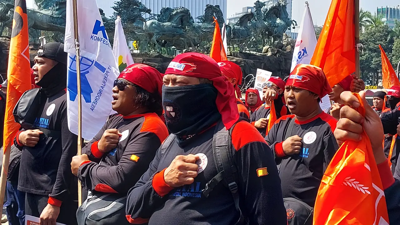kelompok buruh bersikukuh meminta Peraturan Menteri Perdangan Nomor 8 Tahun 2024 tentang Kebijakan dan Pengaturan Impor dicabut .