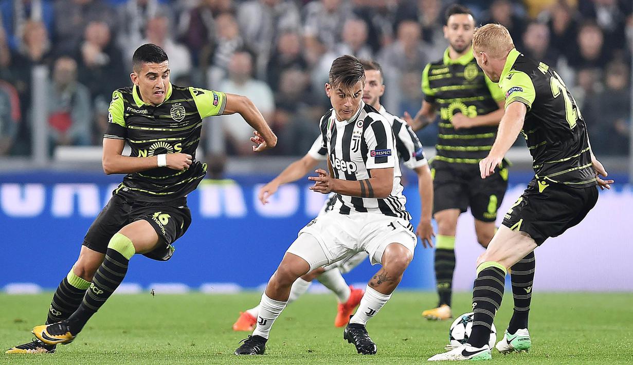 Striker Juventus, Paulo Dybala, berusaha melewati kepungan pemain Sporting Lisbon pada laga Liga Champions di Stadion Allianz, Turin, Rabu (18/10/2017). Juventus menang 2-1 atas Sporting. (AP/Alessandro Di Marco)