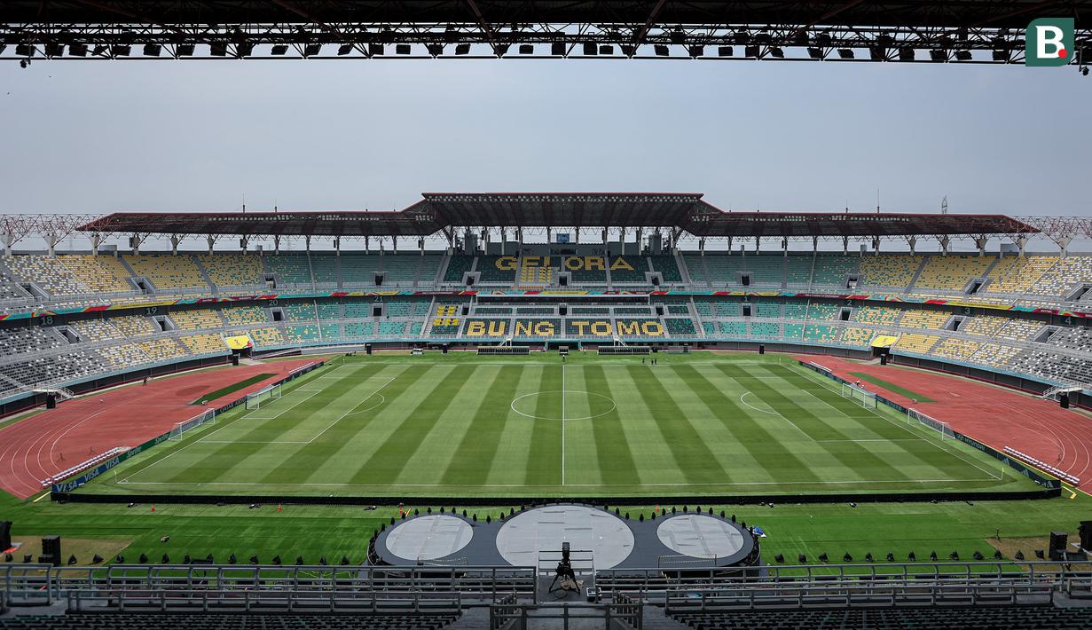 Suasana panggung di Stadion Gelora Bung Tomo (GBT) Surabaya, Jawa Timur, Kamis (9/11/2023) untuk mendukung acara pembukaan Piala Dunia U-17 2023 yang akan diselenggarakan pada Jumat, 10 November 2023. (Bola.com/Bagaskara Lazuardi)