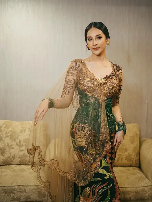 <p>Menggunakan kebaya nuansa coklat hijau, Anya terlihat anggun. Dengan tambahan rok batik bercorak sangat cocok dengan kebaya yang dikenakannya. [Instagram/anyageraldine]</p>