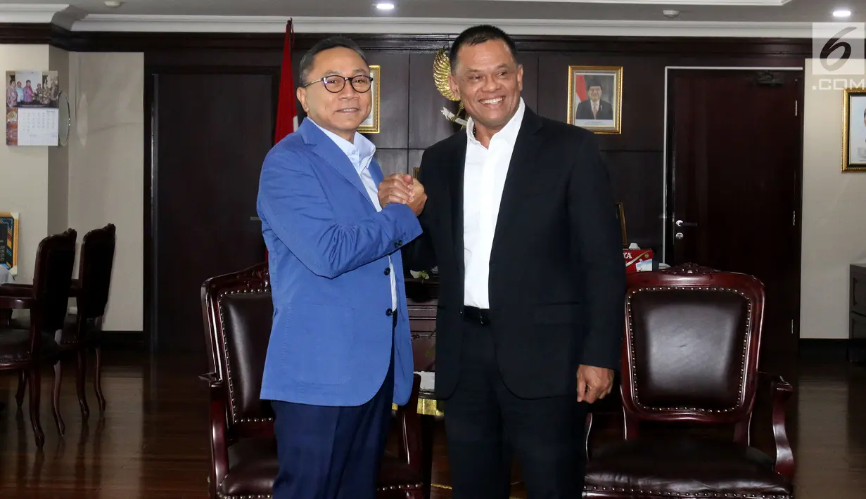 Ketua MPR Zulkifli Hasan dan Mantan Panglima TNI Jenderal (Purn) Gatot Nurmantyo melakukan salam komando di Kompleks Parlemen, Jakarta, Selasa (8/5). Pertemuan Zulkifli dengan Gatot itu membahas situasi menjelang Pilpres 2019. (Liputan6.com/Johan Tallo)