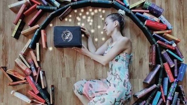 Kreatif, Wanita Ini Gunakan Koleksi Bukunya Untuk Bergaya Layaknya Superhero