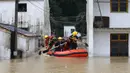 Tim penyelamat mengevakuasi warga yang terjebak banjir di Desa Baiguoshu, Sankou, Kota Huangshan, Provinsi Anhui, China, Senin (6/7/2020). Badan Meteorologi Provinsi Anhui memprediksi banjir bandang berpotensi besar menerjang kota Huangshan, Chizhou, Tongling, dan Anqing. (Xinhua/Shi Yalei)