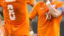 Para pemain Belanda kecewa setelah mengetahui timnya kalah dan gagal lolos selama pertandingan Grup A kualifikasi Euro 2016 di Amsterdam, Belanda, Rabu (14/10/2015). Belanda kalah dengan skor  2-3. (REUTERS/Toussaint Kluiters)