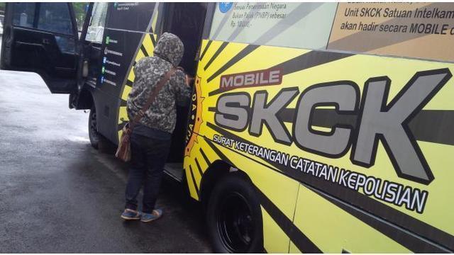 Biaya administrasi untuk membuat SKCK di mobil keliling itu adalah Rp 10 ribu dan Basuki Tjahaja Purnama (Ahok) mengatakan adanya dugaan sabotase banjir akibat limbah kulit kabel itu.