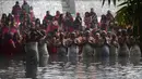 Umat Hindu Nepal berkumpul untuk mandi di Sungai Shali di pinggiran Kathmandu, Nepal, (24/1). Selama festival ini, para wanita yang belum menikah berdoa untuk mendapatkan suami yang baik. (AFP PHOTO/Prakash mathema)