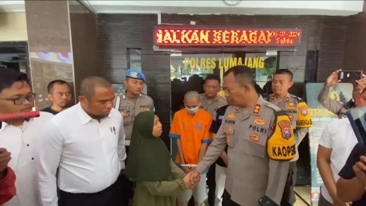 MS meminta maaf dan bersalaman dengan  Kapolres Lumajang AKBP Mohammad Zainul Rofik usai menyebut polisi menerima suap di kasus pengasuh pesantren nikahi anak di bawah umur. (Foto: Humas Polri)
