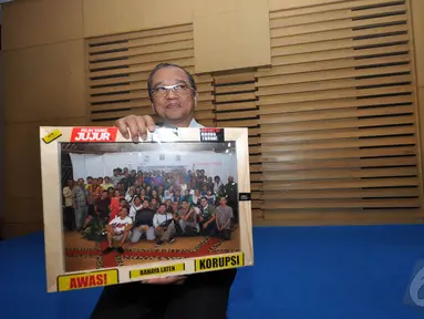 Wakil Ketua KPK, Busyro Muqoddas mendapat kenang-kenangan berupa foto dari awak media, Jakarta, Selasa (16/12/2014). (Liputan6.com/Miftahul Hayat)