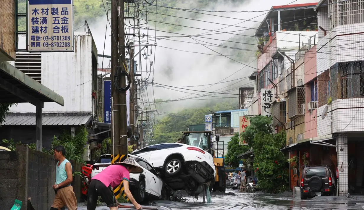 Topan Super Ragasa menerjang wilayah Hualien di Taiwan bagian timur, dengan membawa hujan deras dan angin kencang pada Rabu 24 September 2025. (Johnson LIU/AFP)